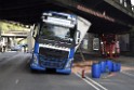 LKW blieb unter Bruecke haengen Koeln Ehrenfeld Innere Kanalstr Hornstr P233